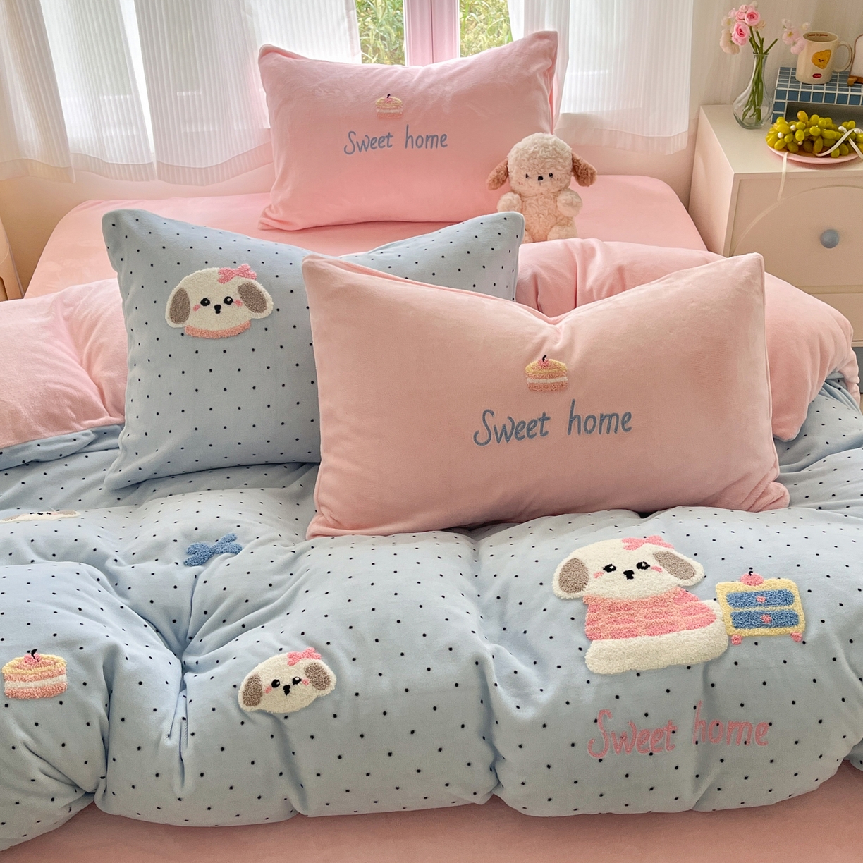 91家纺网 家纺一手货源 找家纺 如一 2025新款卡通毛巾绣系列牛奶绒四件套第三批 蛋糕小狗