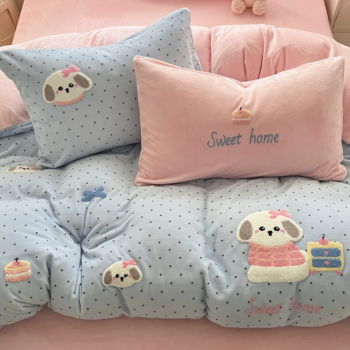 91家纺网 家纺一手货源 找家纺 如一 2025新款卡通毛巾绣系列牛奶绒四件套第三批 蛋糕小狗