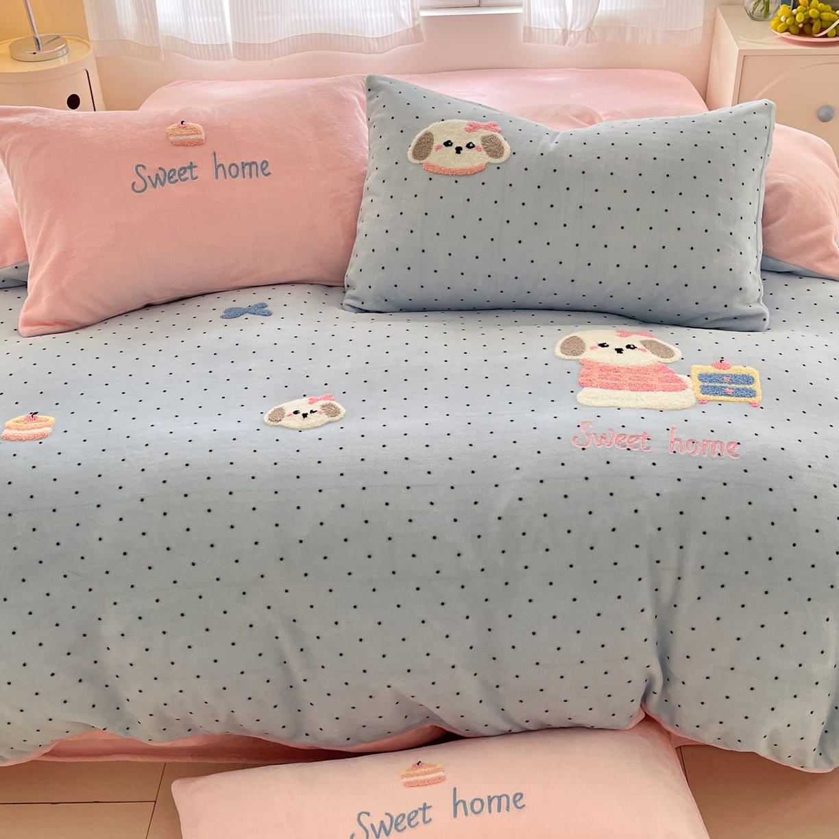 91家纺网 家纺一手货源 找家纺 如一 2025新款卡通毛巾绣系列牛奶绒四件套第三批 蛋糕小狗