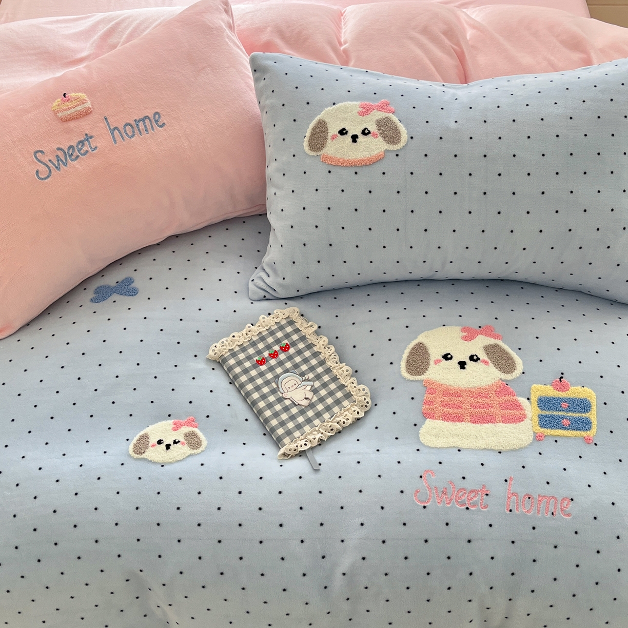 91家纺网 家纺一手货源 找家纺 如一 2025新款卡通毛巾绣系列牛奶绒四件套第三批 蛋糕小狗