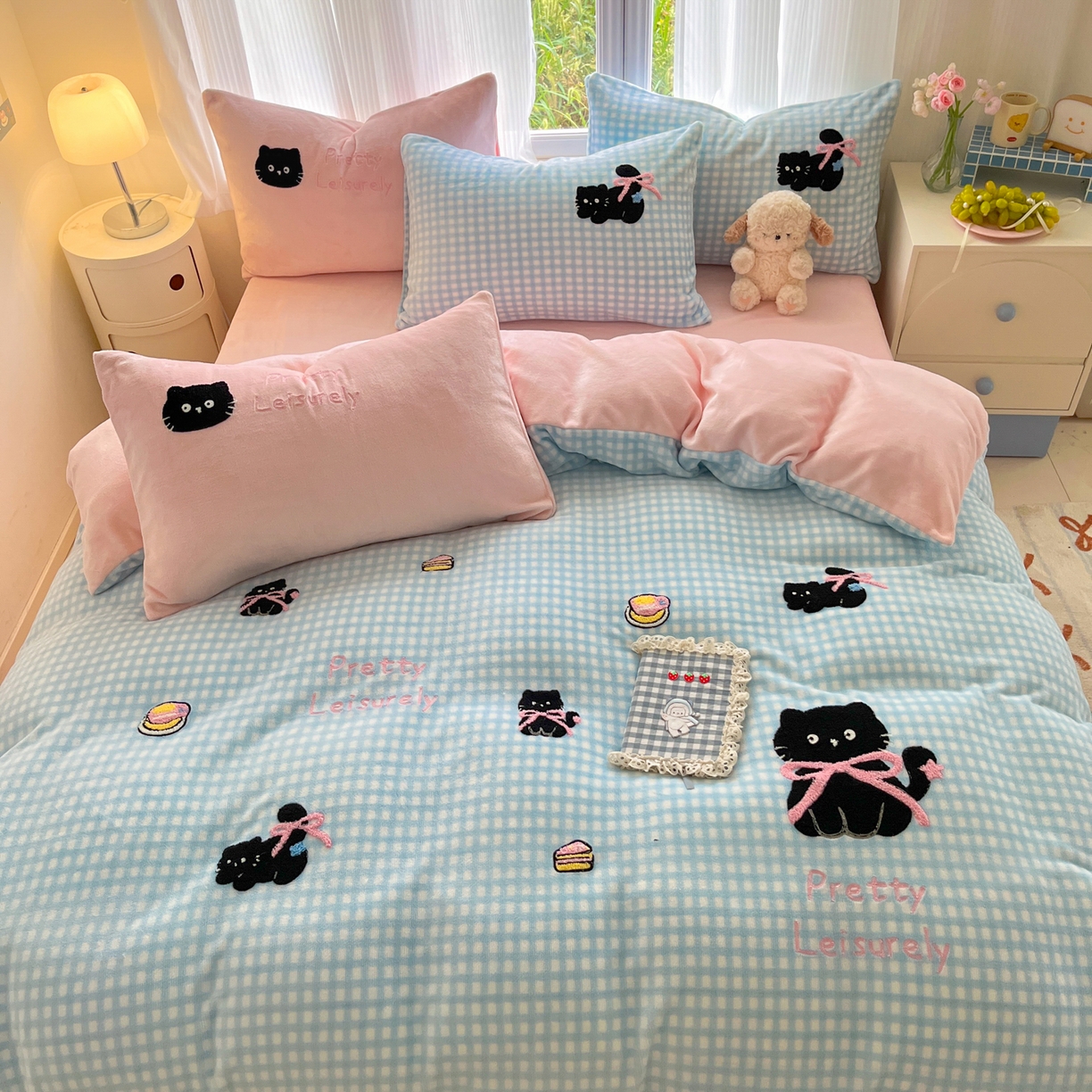 91家纺网 家纺一手货源 找家纺 如一 2025新款卡通毛巾绣系列牛奶绒四件套第三批 蓝格黑猫