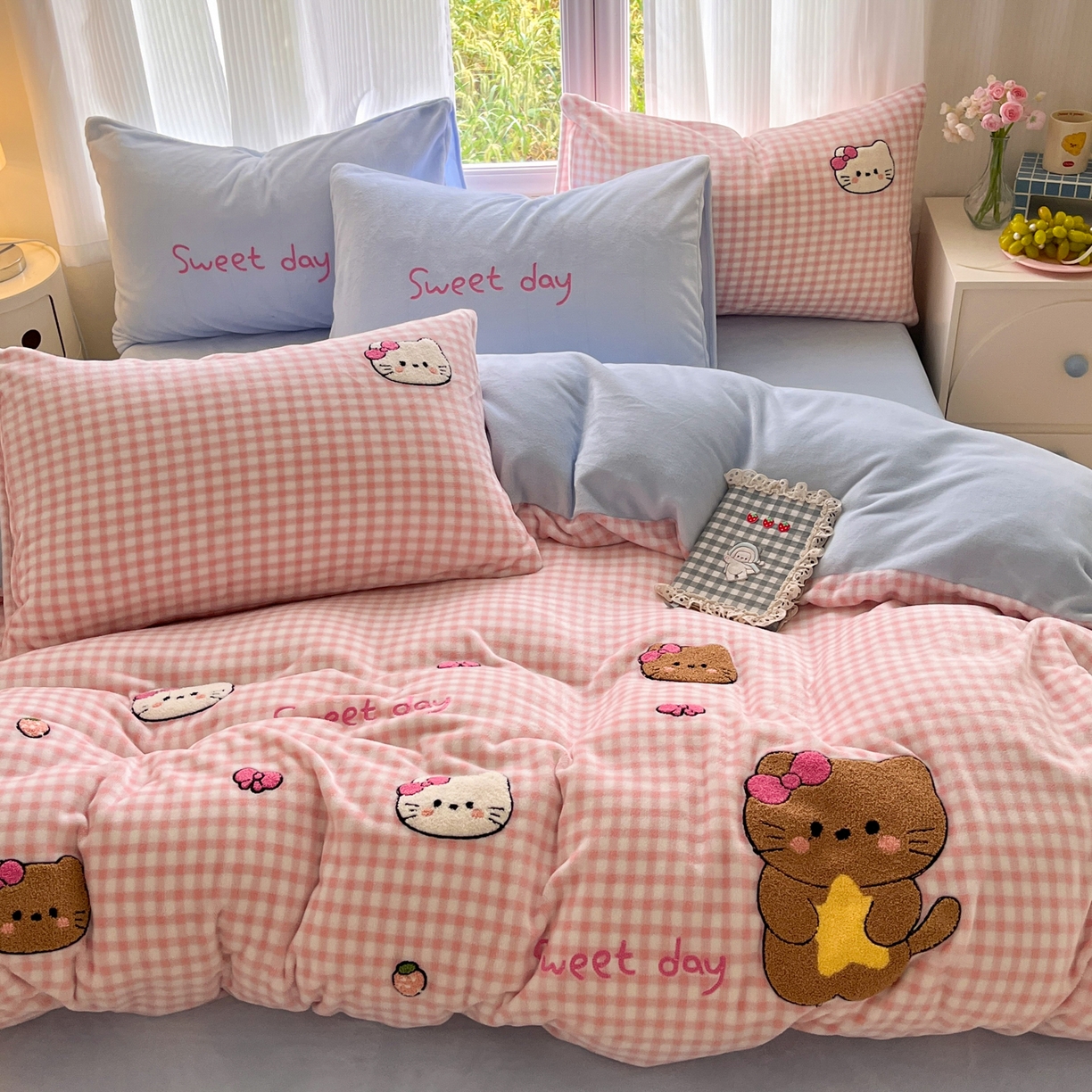 91家纺网 家纺一手货源 找家纺 如一 2025新款卡通毛巾绣系列牛奶绒四件套第三批 粉格小猫