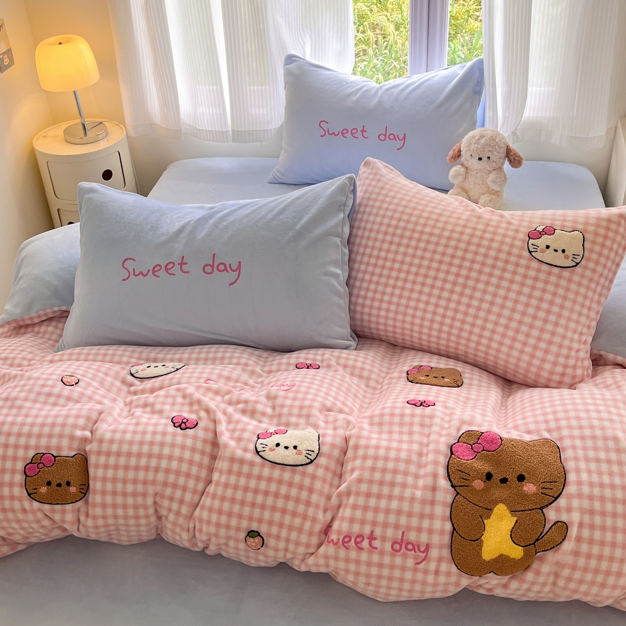 91家纺网 家纺一手货源 找家纺 如一 2025新款卡通毛巾绣系列牛奶绒四件套第三批 粉格小猫