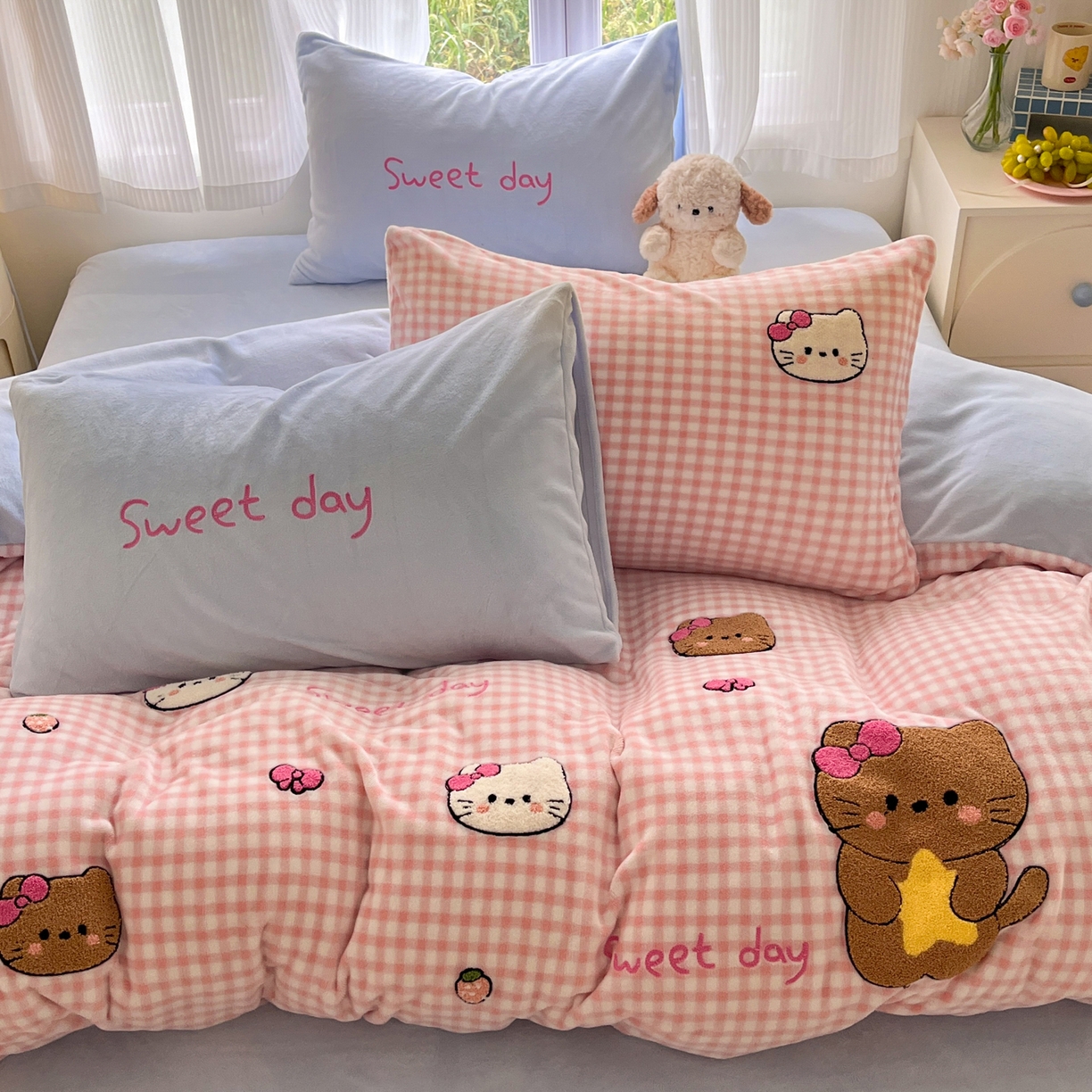 91家纺网 家纺一手货源 找家纺 如一 2025新款卡通毛巾绣系列牛奶绒四件套第三批 粉格小猫