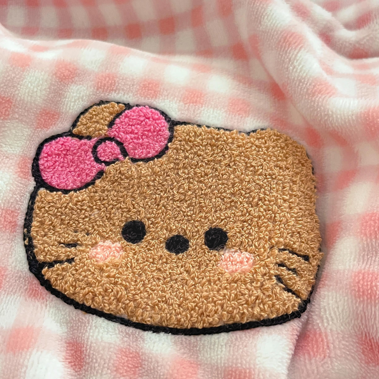 91家纺网 家纺一手货源 找家纺 如一 2025新款卡通毛巾绣系列牛奶绒四件套第三批 粉格小猫