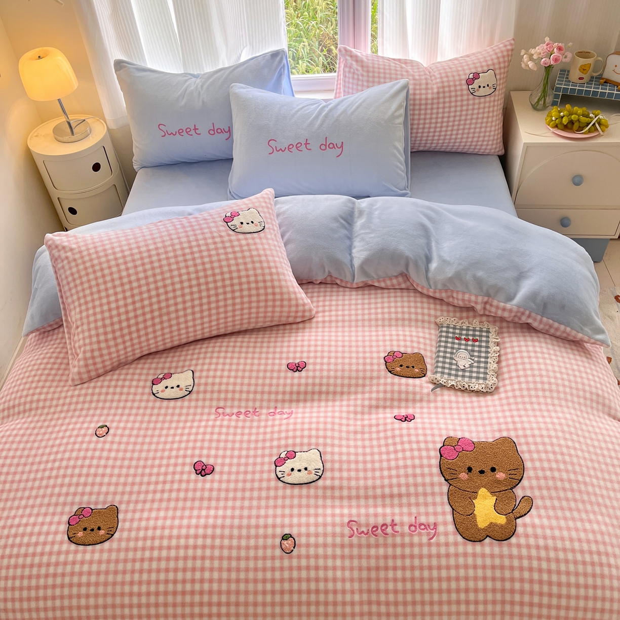 91家纺网 家纺一手货源 找家纺 如一 2025新款卡通毛巾绣系列牛奶绒四件套第三批 粉格小猫