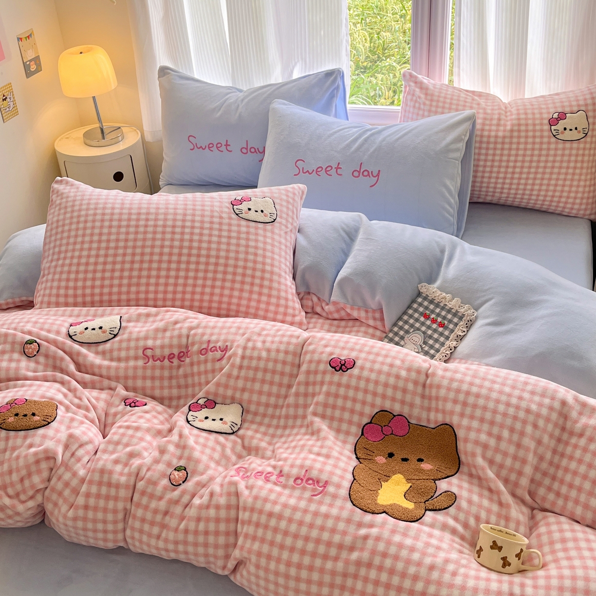 91家纺网 家纺一手货源 找家纺 如一 2025新款卡通毛巾绣系列牛奶绒四件套第三批 粉格小猫