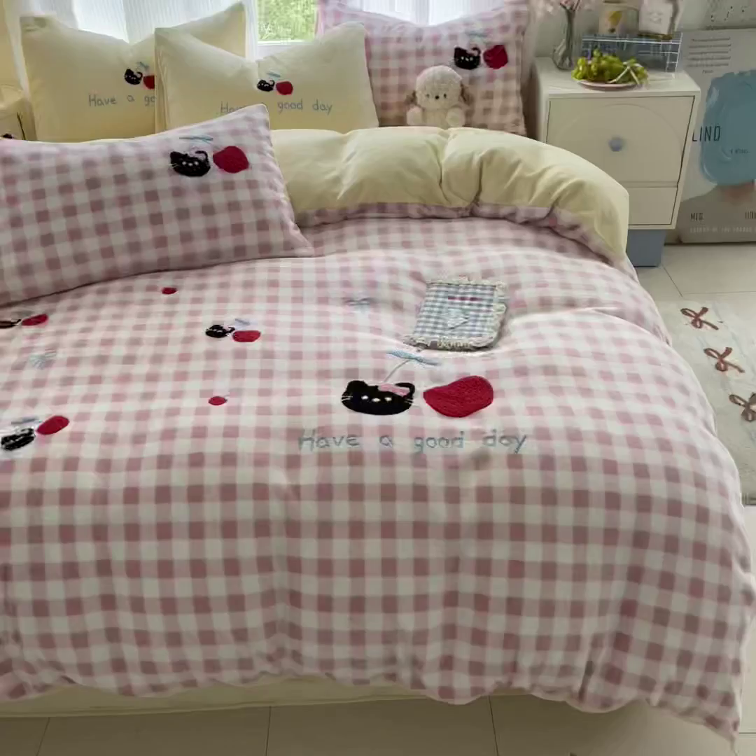 91家纺网 家纺一手货源 找家纺 如一 2025新款卡通毛巾绣系列牛奶绒四件套第三批 樱桃黑猫
