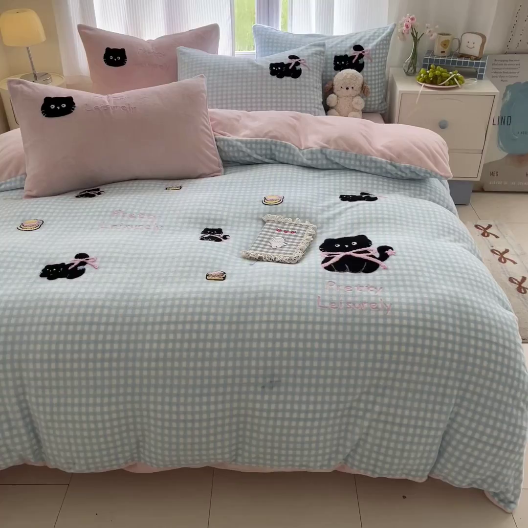 91家纺网 家纺一手货源 找家纺 如一 2025新款卡通毛巾绣系列牛奶绒四件套第三批 蓝格黑猫