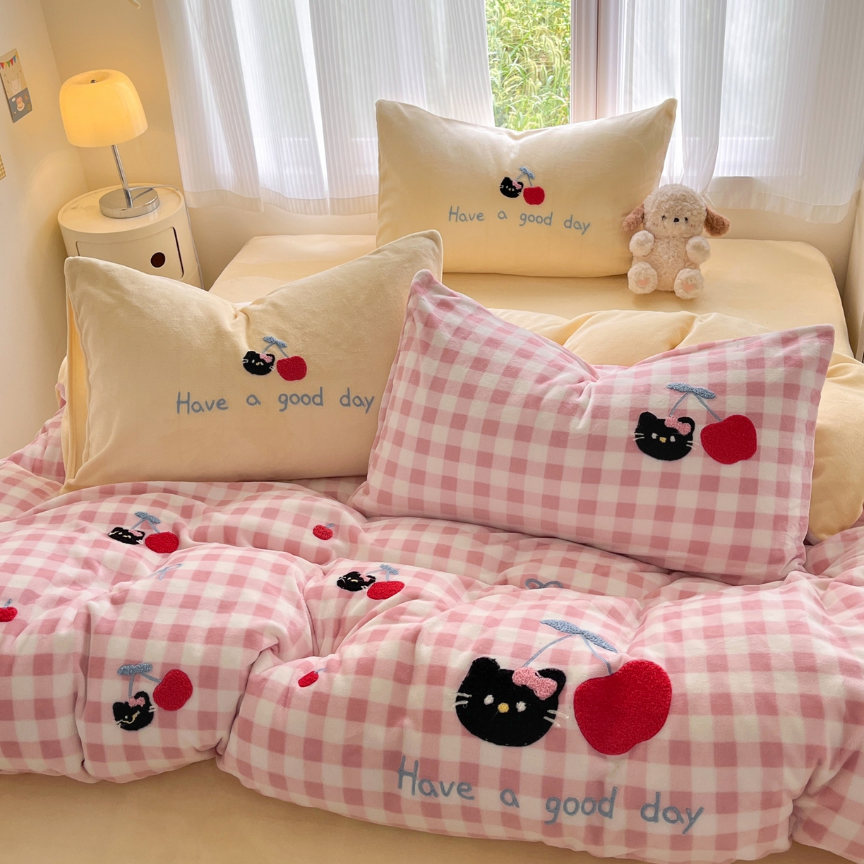 91家纺网 家纺一手货源 找家纺 如一 2025新款卡通毛巾绣系列牛奶绒四件套第三批 樱桃黑猫