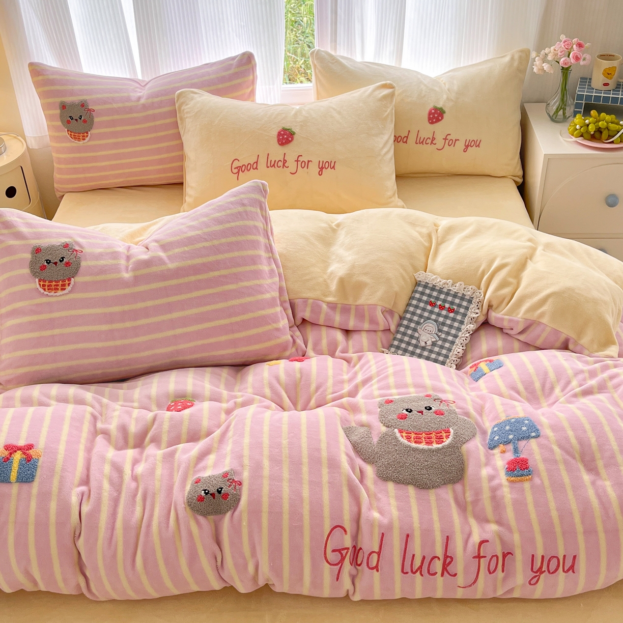 91家纺网 家纺一手货源 找家纺 如一 2025新款卡通毛巾绣系列牛奶绒四件套第三批 草莓灰猫