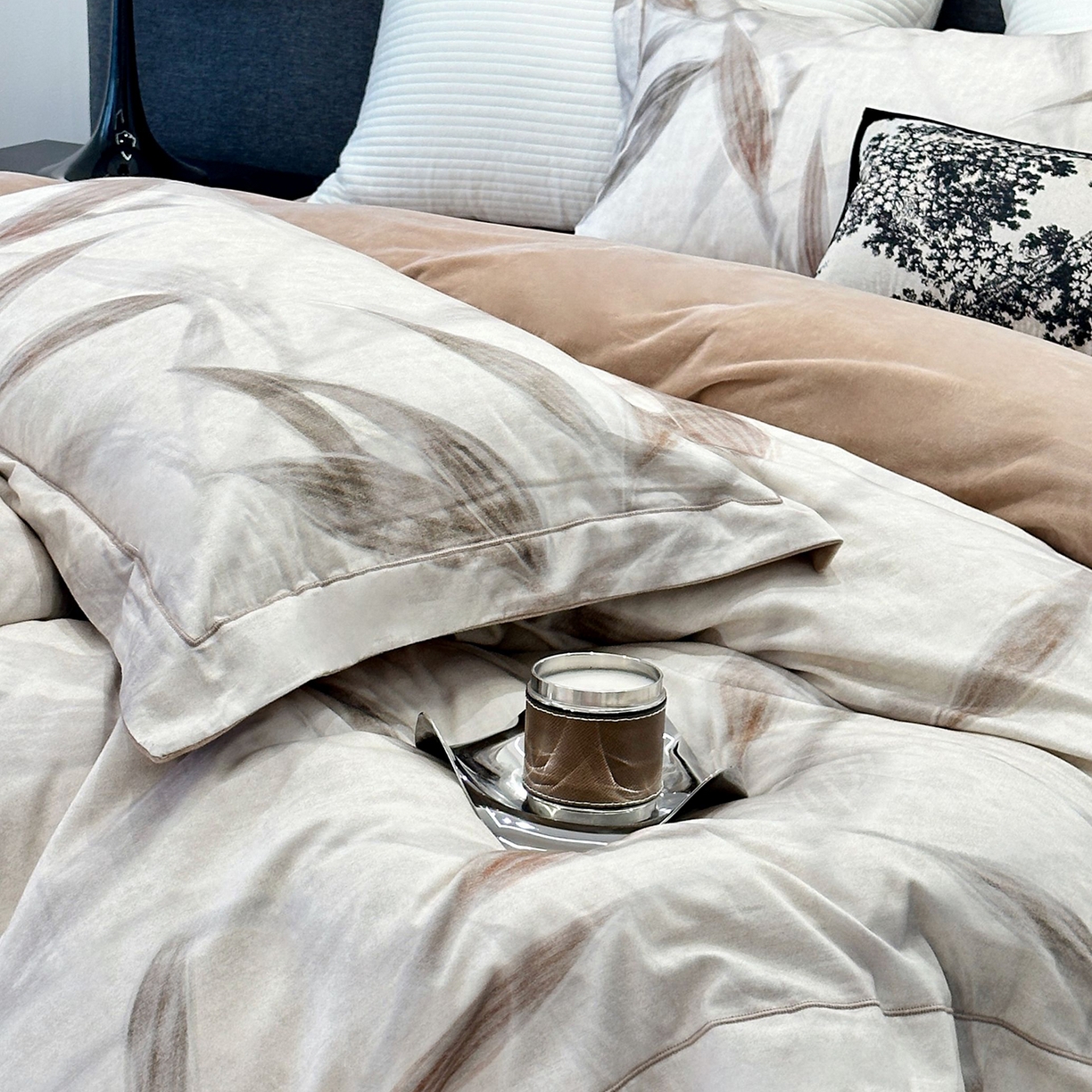 91家纺网 家纺一手货源 找家纺 JUICY 橘滋家纺 2025新款柔美治愈系磨毛宝宝绒系列四件套 柏林蕨语