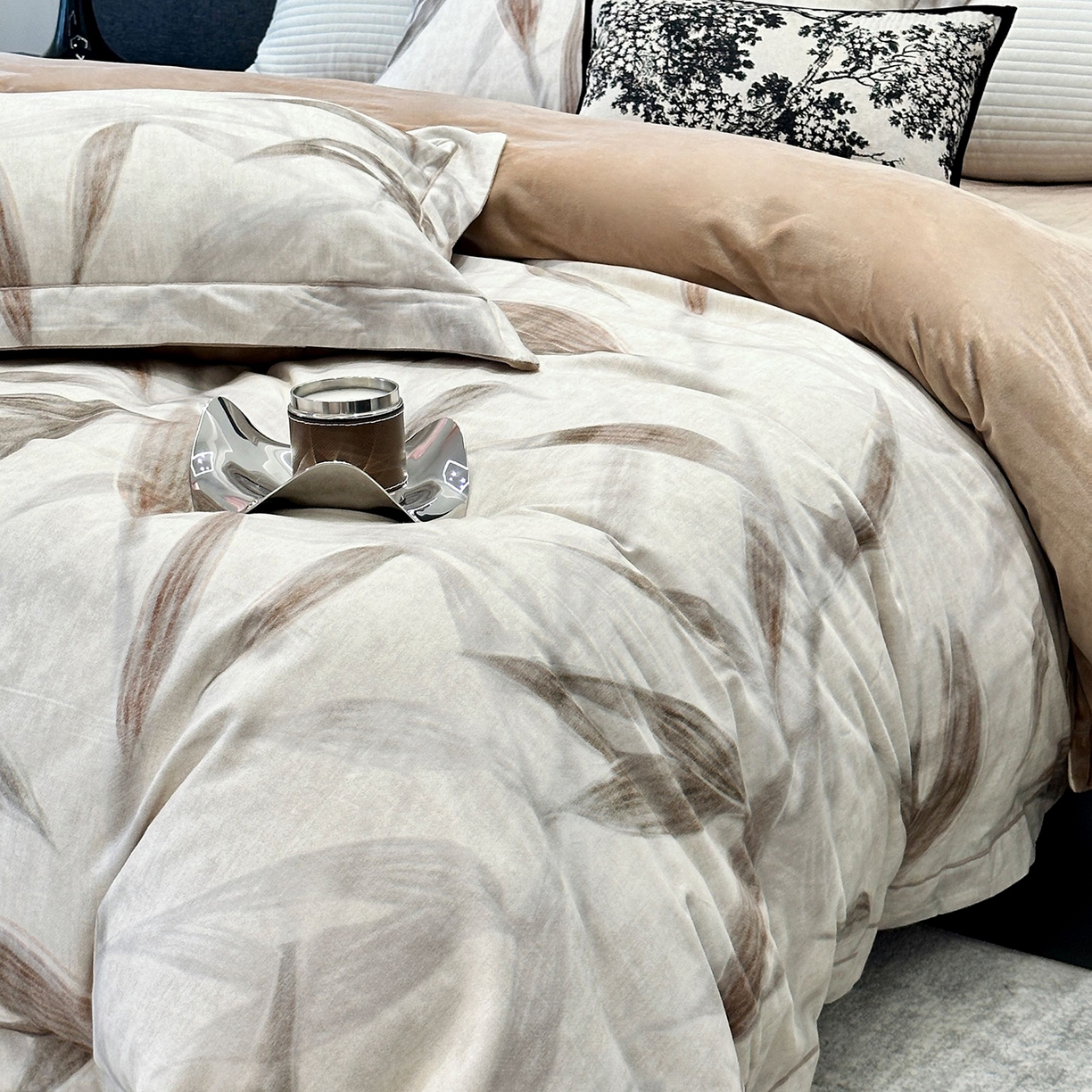 91家纺网 家纺一手货源 找家纺 JUICY 橘滋家纺 2025新款柔美治愈系磨毛宝宝绒系列四件套 柏林蕨语