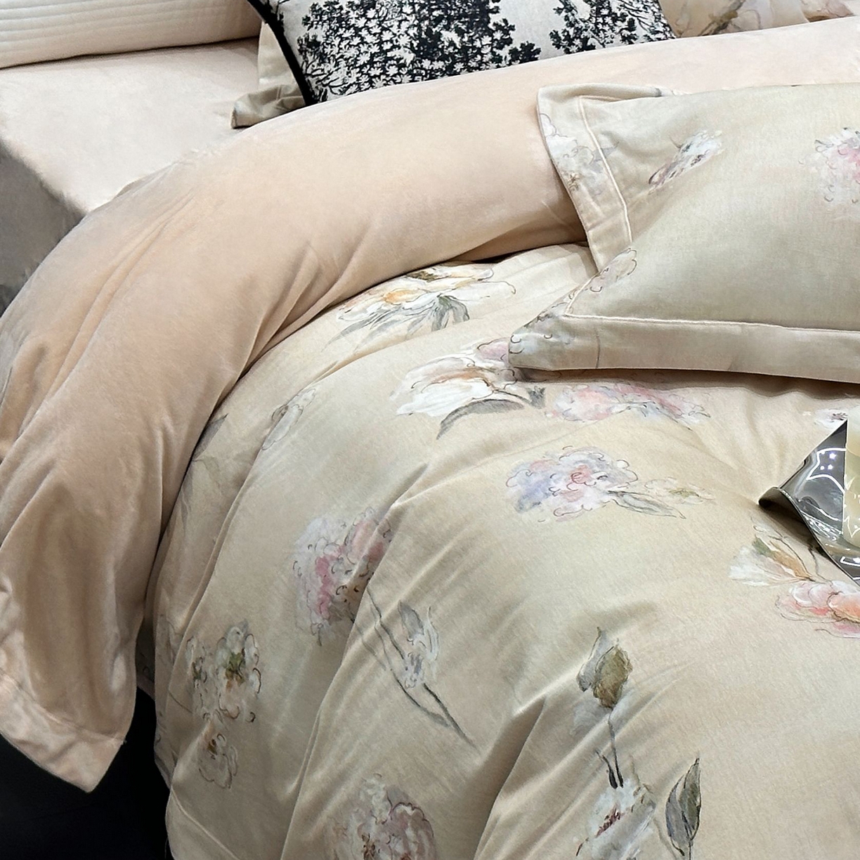 91家纺网 家纺一手货源 找家纺 JUICY 橘滋家纺 2025新款柔美治愈系磨毛宝宝绒系列四件套 逅花园