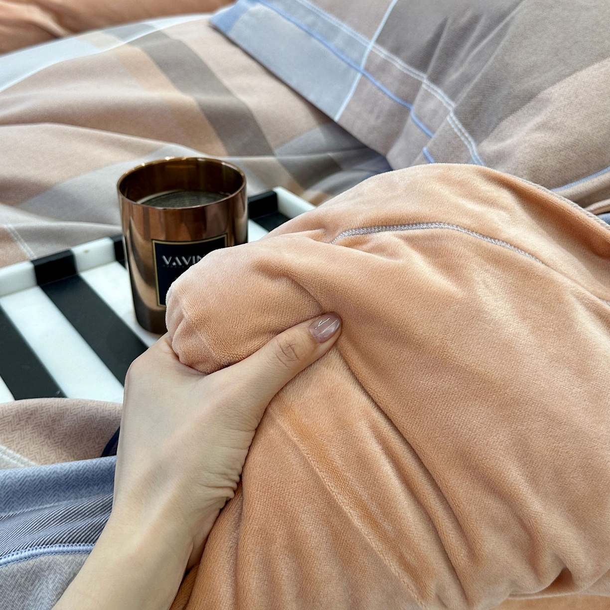 91家纺网 家纺一手货源 找家纺 JUICY 橘滋家纺 2025新款柔美治愈系磨毛宝宝绒系列四件套 塞纳公馆