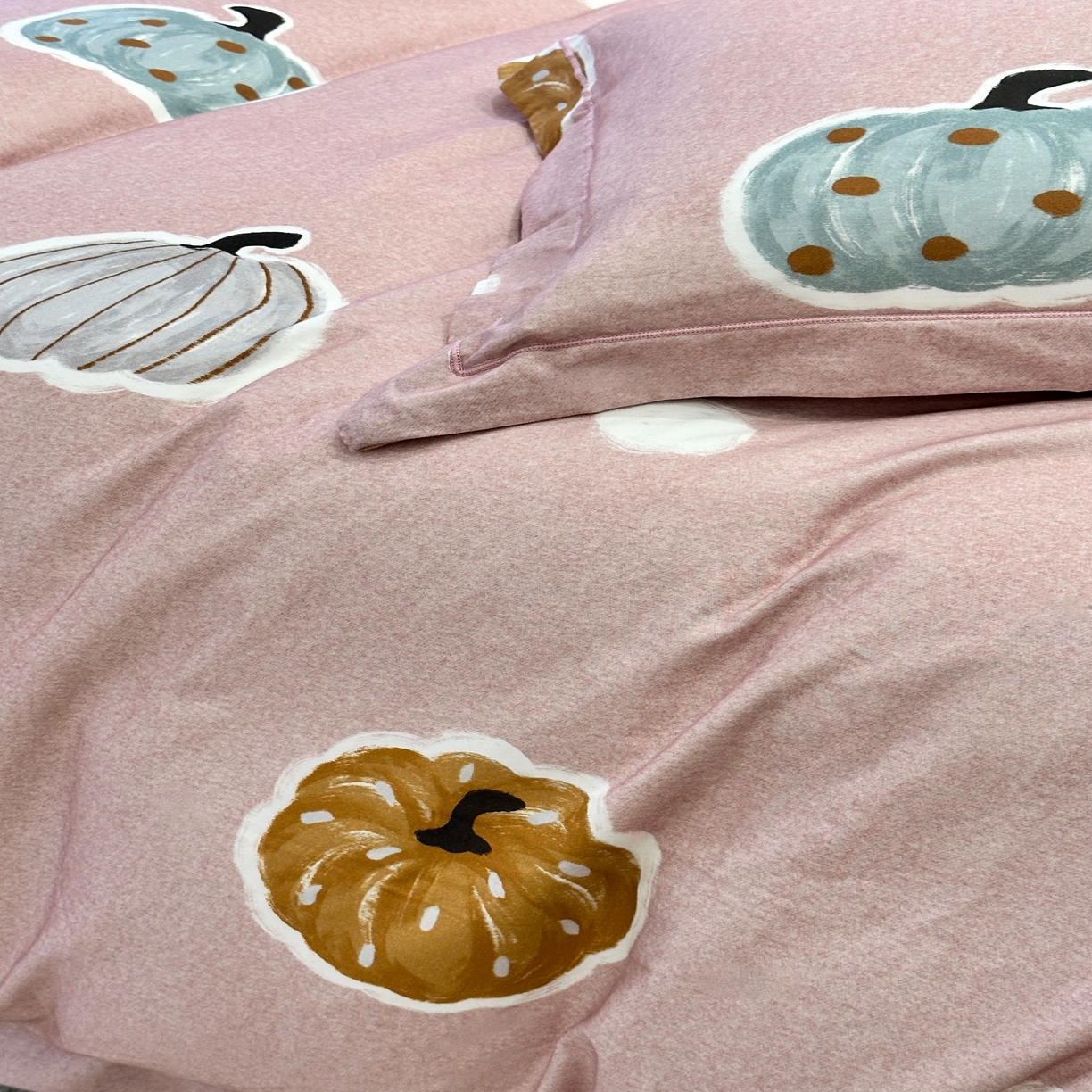 91家纺网 家纺一手货源 找家纺 JUICY 橘滋家纺 2025新款柔美治愈系磨毛宝宝绒系列四件套 南瓜派对