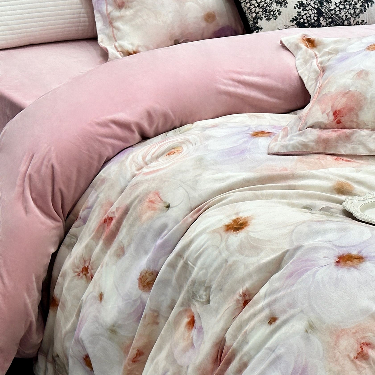 91家纺网 家纺一手货源 找家纺 JUICY 橘滋家纺 2025新款柔美治愈系磨毛宝宝绒系列四件套 一亩花棠