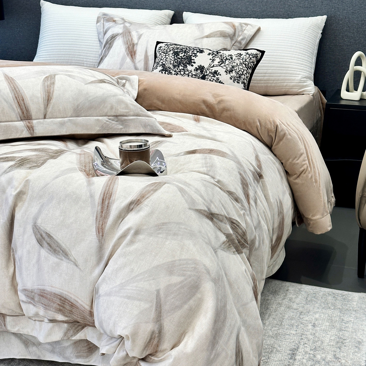 91家纺网 家纺一手货源 找家纺 JUICY 橘滋家纺 2025新款柔美治愈系磨毛宝宝绒系列四件套 柏林蕨语