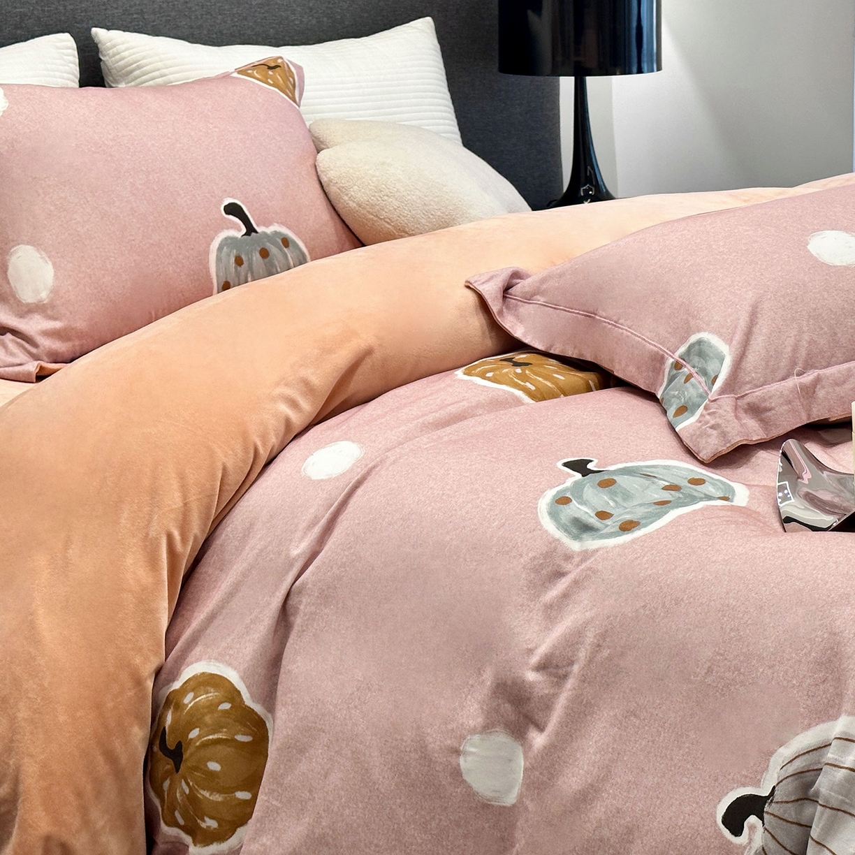 91家纺网 家纺一手货源 找家纺 JUICY 橘滋家纺 2025新款柔美治愈系磨毛宝宝绒系列四件套 南瓜派对