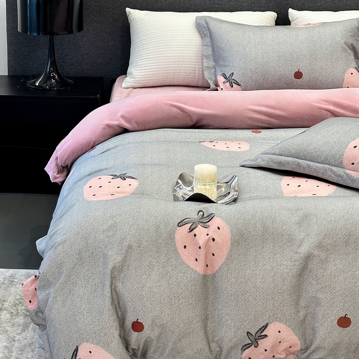 91家纺网 家纺一手货源 找家纺 JUICY 橘滋家纺 2025新款柔美治愈系磨毛宝宝绒系列四件套 甜心草莓