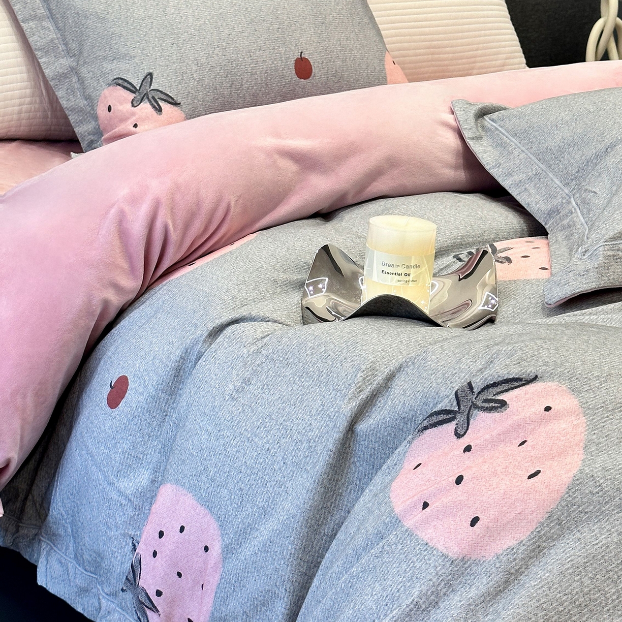 91家纺网 家纺一手货源 找家纺 JUICY 橘滋家纺 2025新款柔美治愈系磨毛宝宝绒系列四件套 甜心草莓