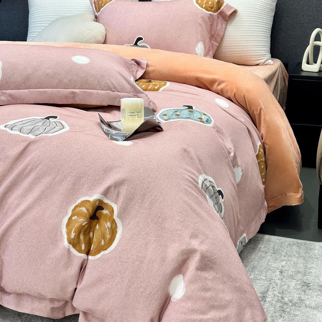 91家纺网 家纺一手货源 找家纺 JUICY 橘滋家纺 2025新款柔美治愈系磨毛宝宝绒系列四件套 南瓜派对