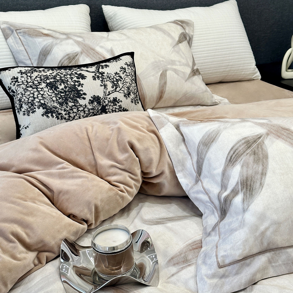 91家纺网 家纺一手货源 找家纺 JUICY 橘滋家纺 2025新款柔美治愈系磨毛宝宝绒系列四件套 柏林蕨语