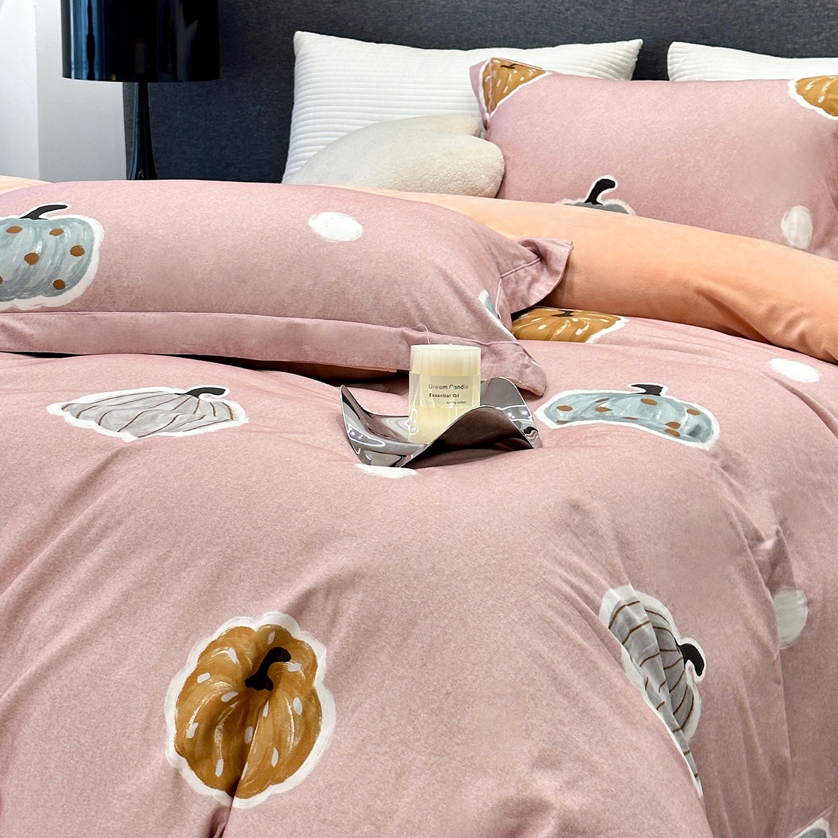 91家纺网 家纺一手货源 找家纺 JUICY 橘滋家纺 2025新款柔美治愈系磨毛宝宝绒系列四件套 南瓜派对