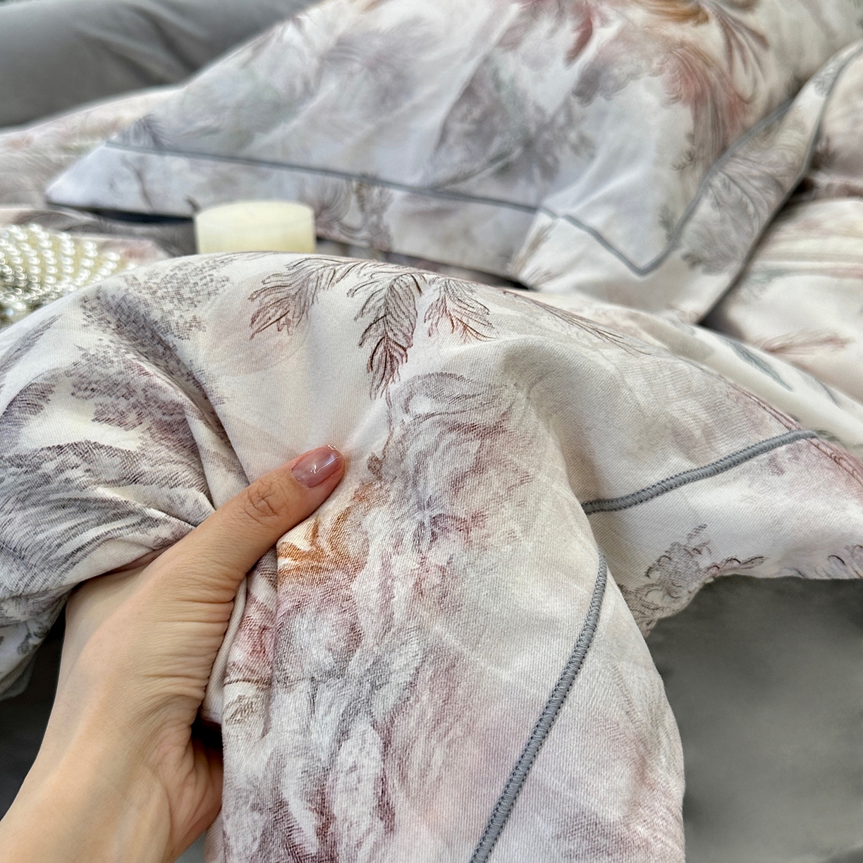 91家纺网 家纺一手货源 找家纺 JUICY 橘滋家纺 2025新款柔美治愈系磨毛宝宝绒系列四件套 戛纳秋曲