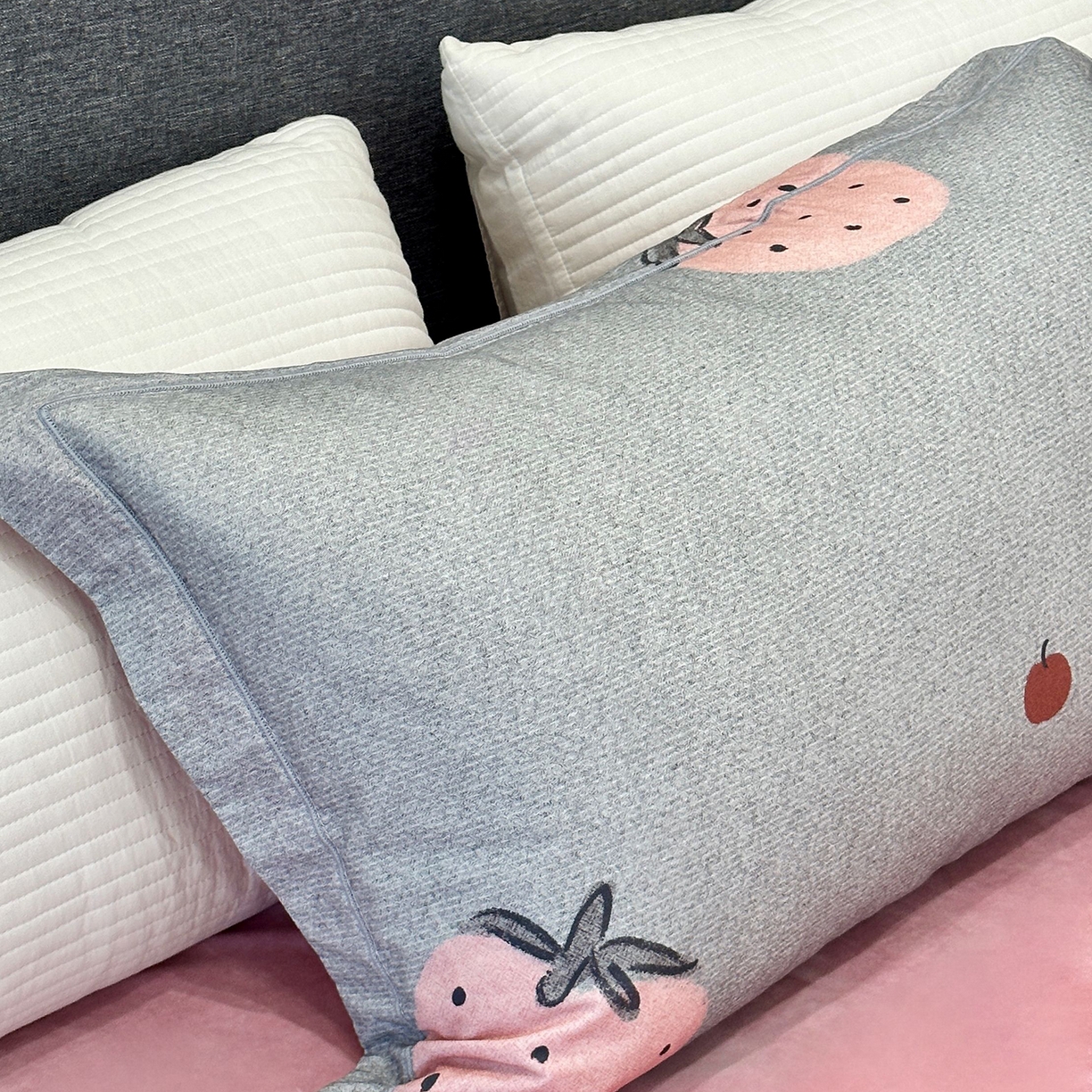 91家纺网 家纺一手货源 找家纺 JUICY 橘滋家纺 2025新款柔美治愈系磨毛宝宝绒系列四件套 甜心草莓