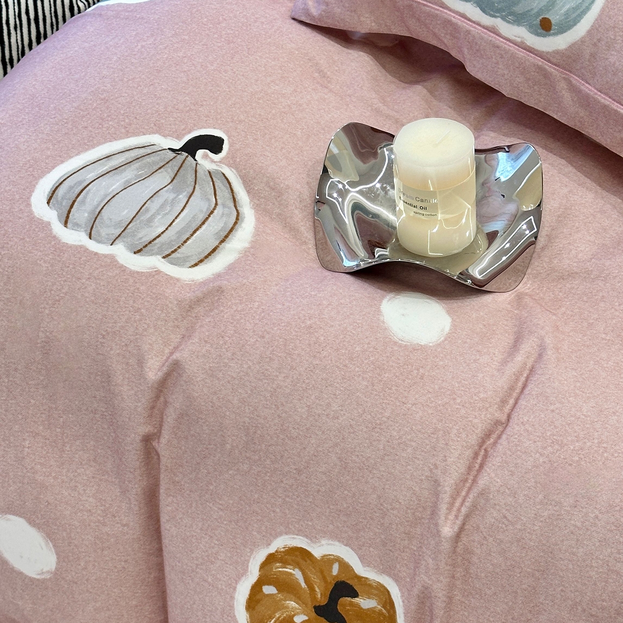 91家纺网 家纺一手货源 找家纺 JUICY 橘滋家纺 2025新款柔美治愈系磨毛宝宝绒系列四件套 南瓜派对