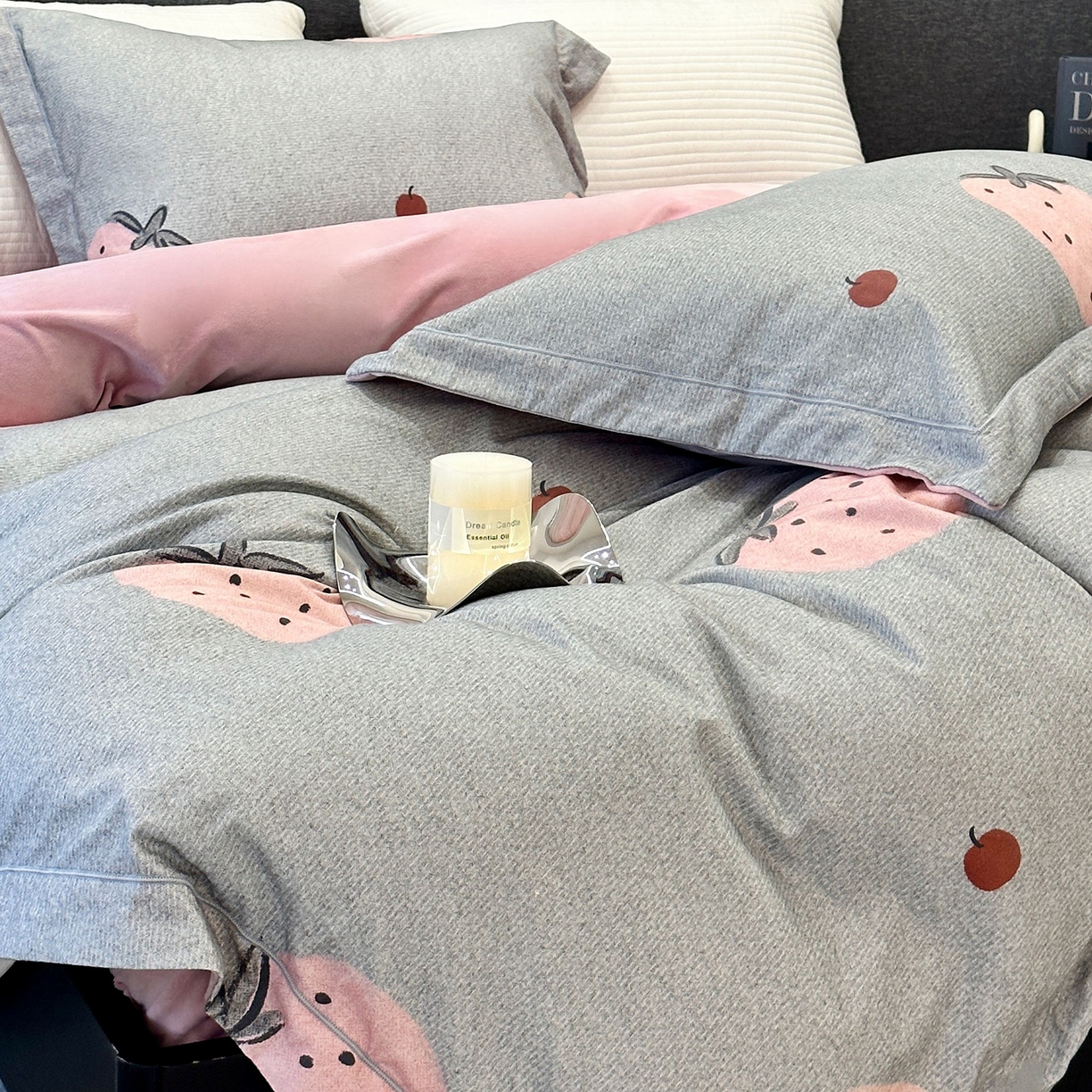 91家纺网 家纺一手货源 找家纺 JUICY 橘滋家纺 2025新款柔美治愈系磨毛宝宝绒系列四件套 甜心草莓