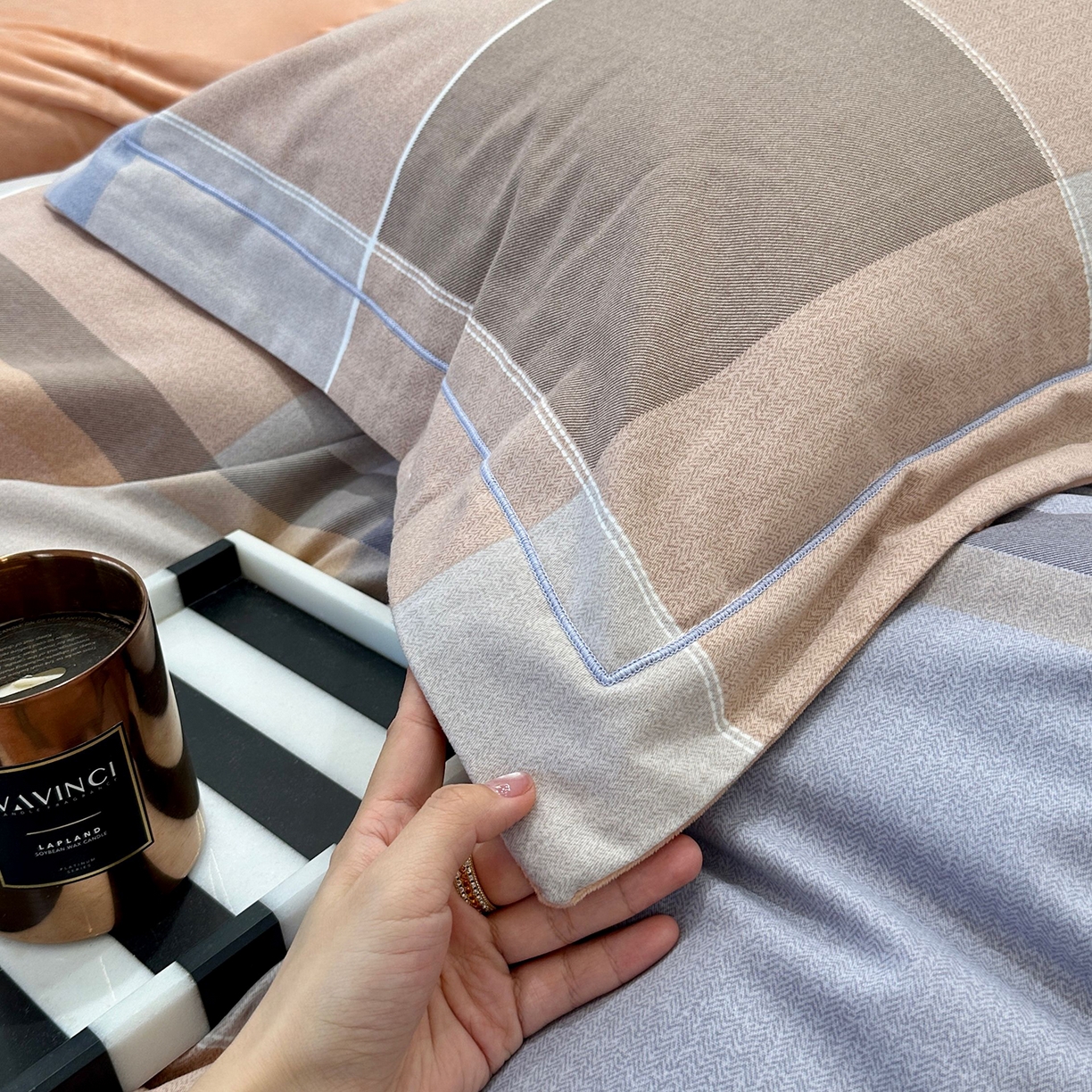 91家纺网 家纺一手货源 找家纺 JUICY 橘滋家纺 2025新款柔美治愈系磨毛宝宝绒系列四件套 塞纳公馆