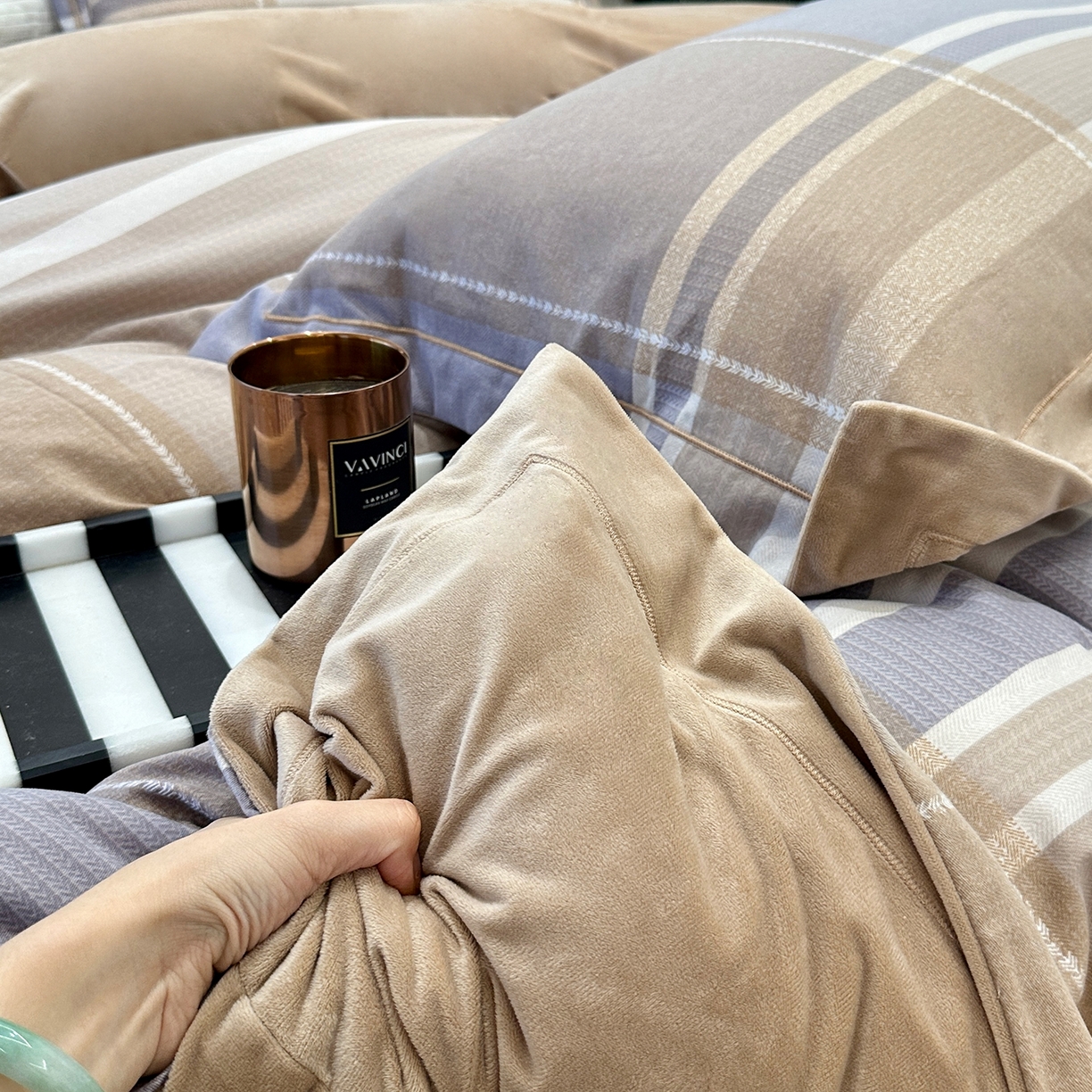 91家纺网 家纺一手货源 找家纺 JUICY 橘滋家纺 2025新款柔美治愈系磨毛宝宝绒系列四件套 曼彻斯特