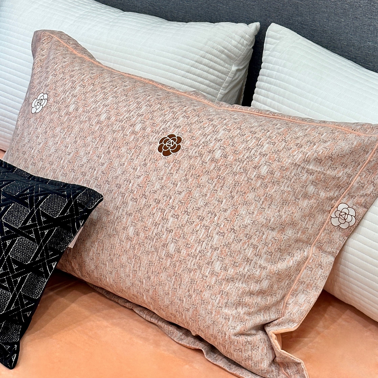 91家纺网 家纺一手货源 找家纺 JUICY 橘滋家纺 2025新款柔美治愈系磨毛宝宝绒系列四件套 小香coco