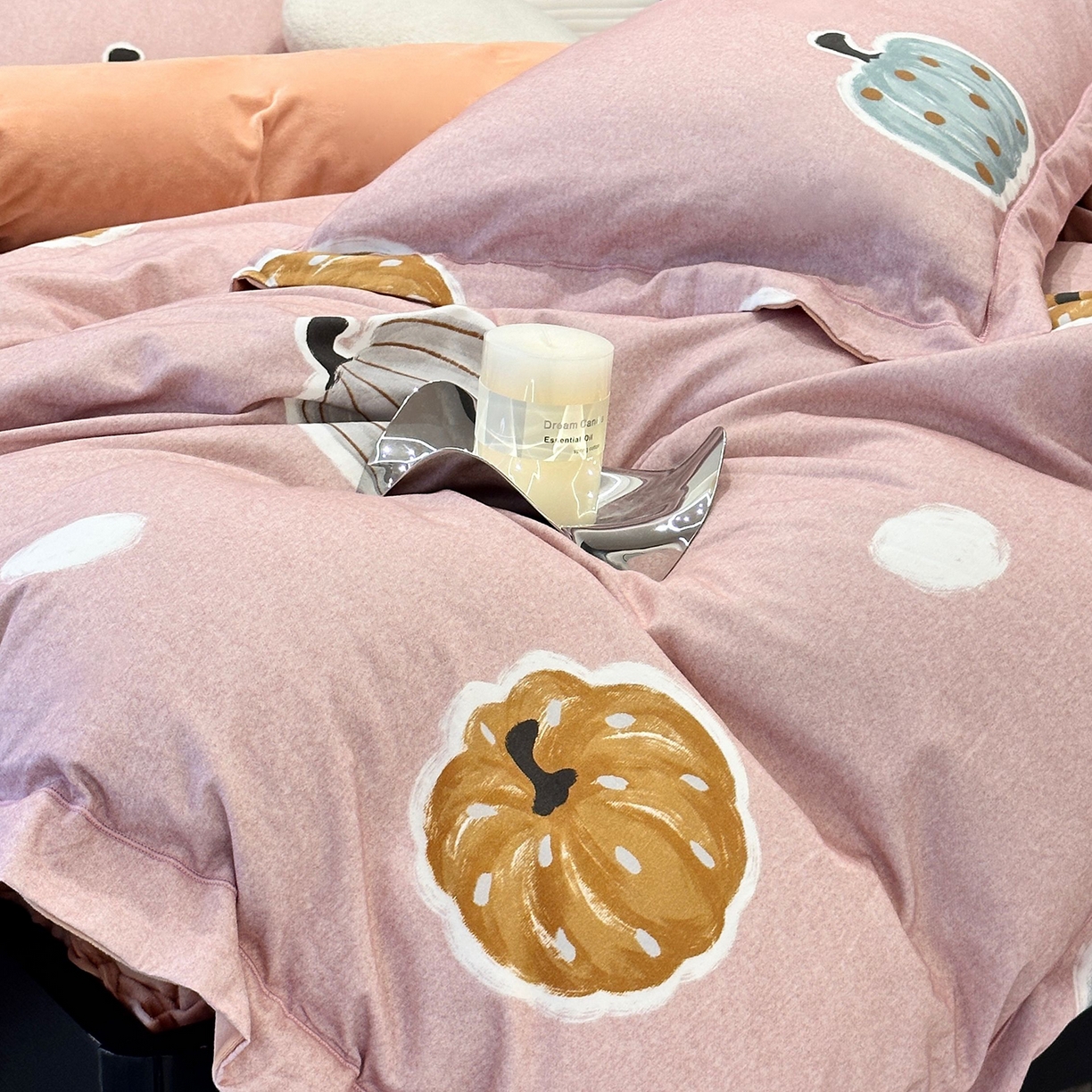 91家纺网 家纺一手货源 找家纺 JUICY 橘滋家纺 2025新款柔美治愈系磨毛宝宝绒系列四件套 南瓜派对