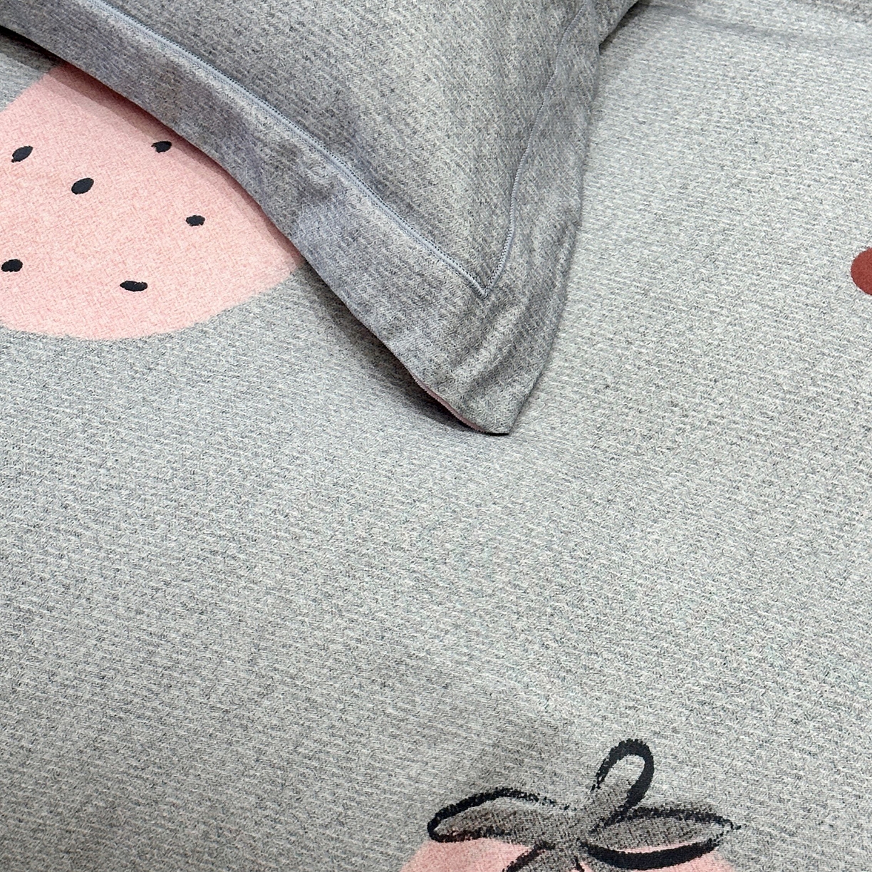 91家纺网 家纺一手货源 找家纺 JUICY 橘滋家纺 2025新款柔美治愈系磨毛宝宝绒系列四件套 甜心草莓