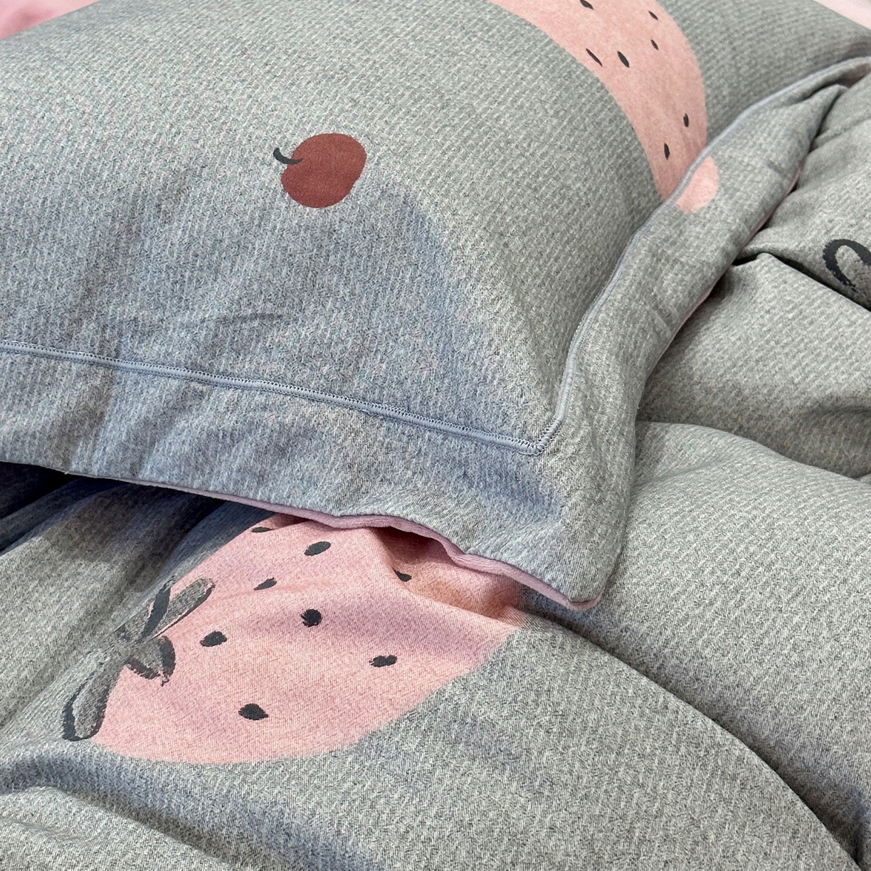 91家纺网 家纺一手货源 找家纺 JUICY 橘滋家纺 2025新款柔美治愈系磨毛宝宝绒系列四件套 甜心草莓