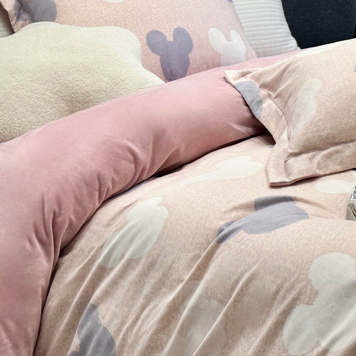 91家纺网 家纺一手货源 找家纺 JUICY 橘滋家纺 2025新款柔美治愈系磨毛宝宝绒系列四件套 米奇宝贝