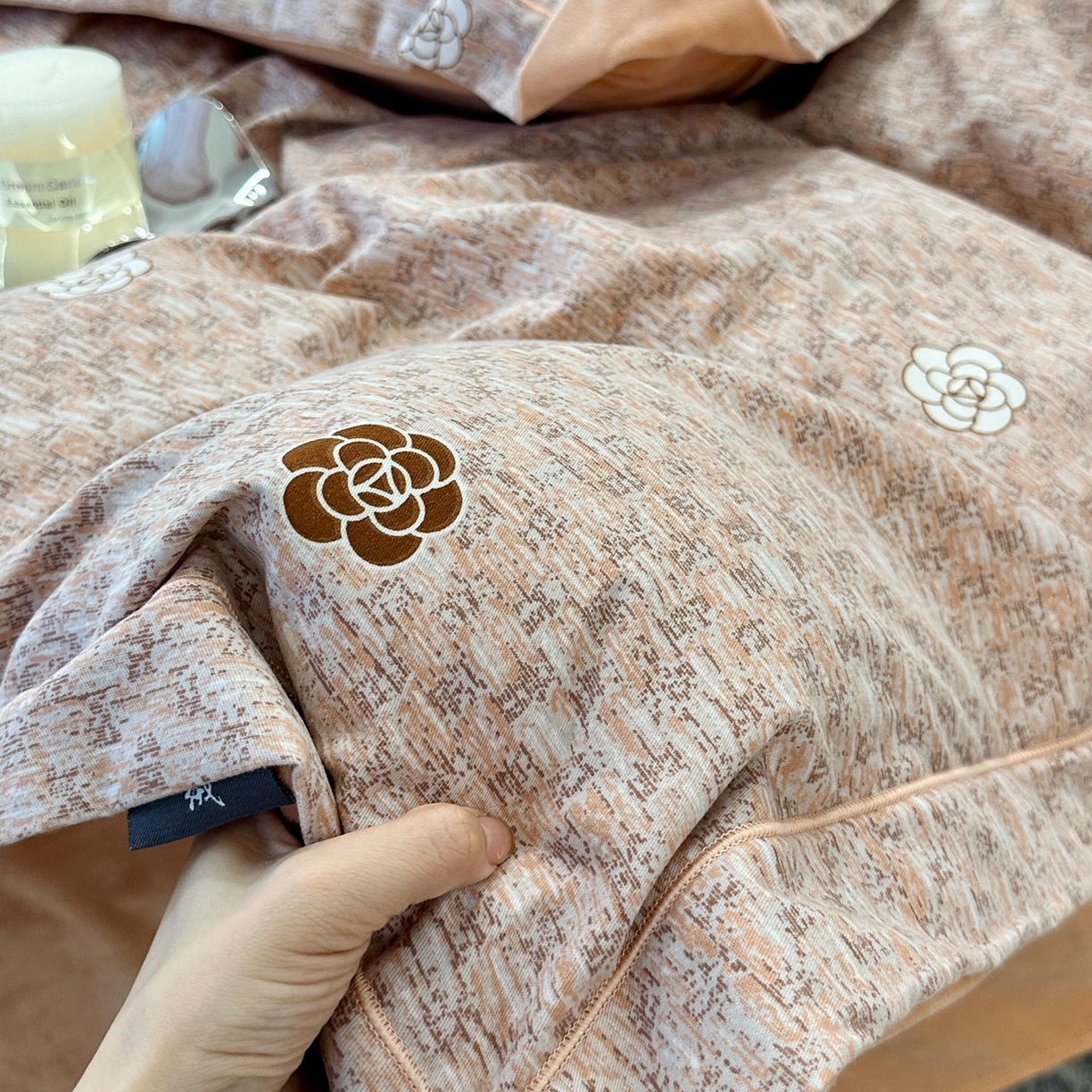 91家纺网 家纺一手货源 找家纺 JUICY 橘滋家纺 2025新款柔美治愈系磨毛宝宝绒系列四件套 小香coco