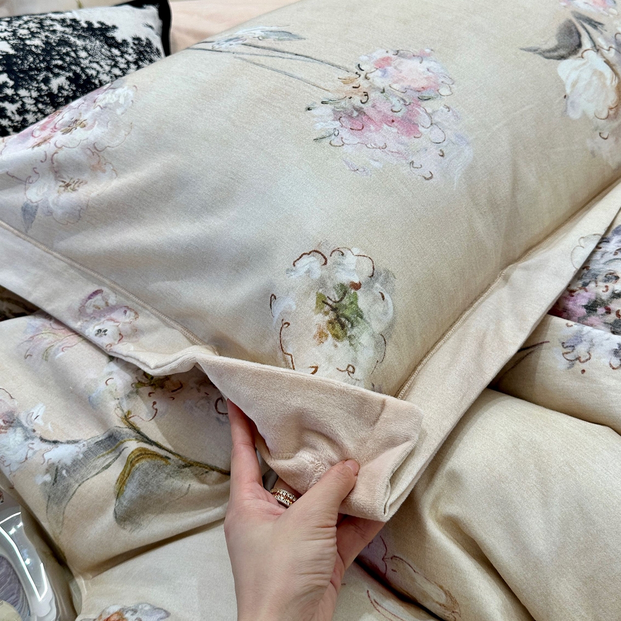 91家纺网 家纺一手货源 找家纺 JUICY 橘滋家纺 2025新款柔美治愈系磨毛宝宝绒系列四件套 逅花园