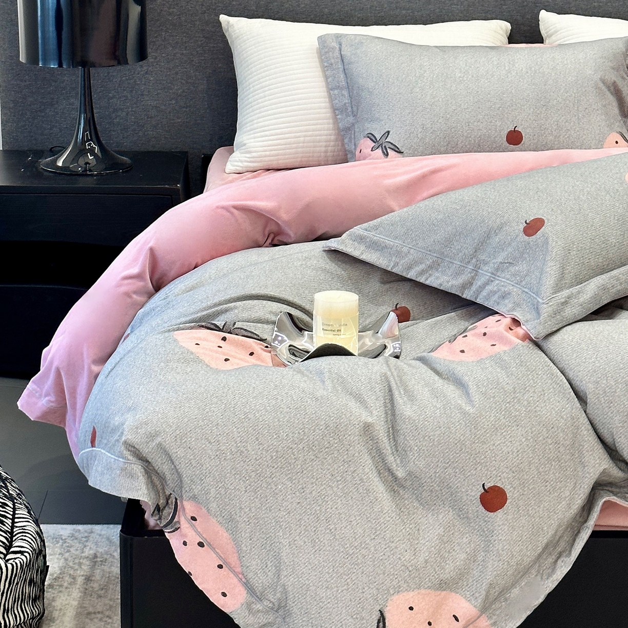 91家纺网 家纺一手货源 找家纺 JUICY 橘滋家纺 2025新款柔美治愈系磨毛宝宝绒系列四件套 甜心草莓