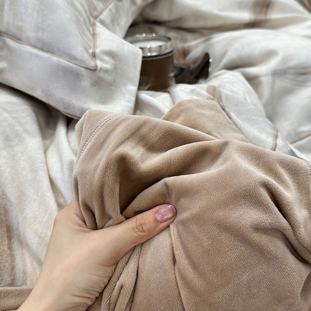 91家纺网 家纺一手货源 找家纺 JUICY 橘滋家纺 2025新款柔美治愈系磨毛宝宝绒系列四件套 柏林蕨语