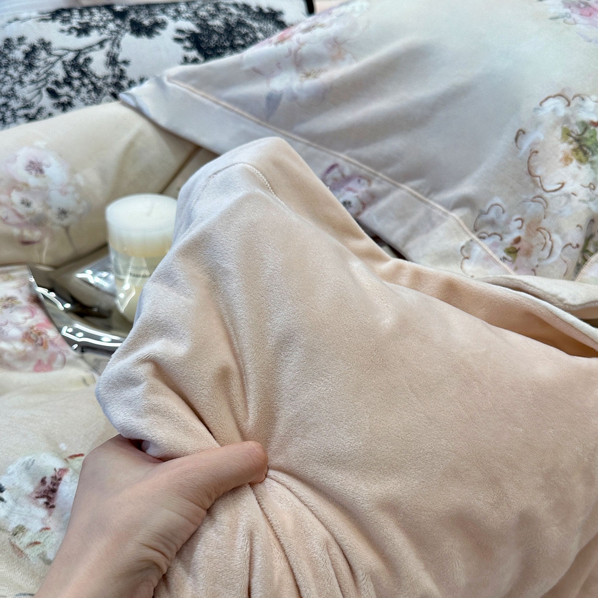 91家纺网 家纺一手货源 找家纺 JUICY 橘滋家纺 2025新款柔美治愈系磨毛宝宝绒系列四件套 逅花园