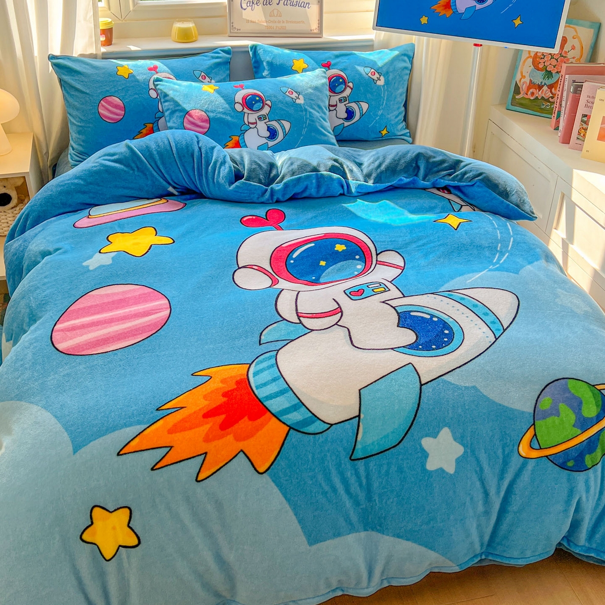 91家纺网 家纺一手货源 找家纺 （总）浩诚 2025新款高克重原创设计宇航员太空人牛奶绒大版卡通四件套