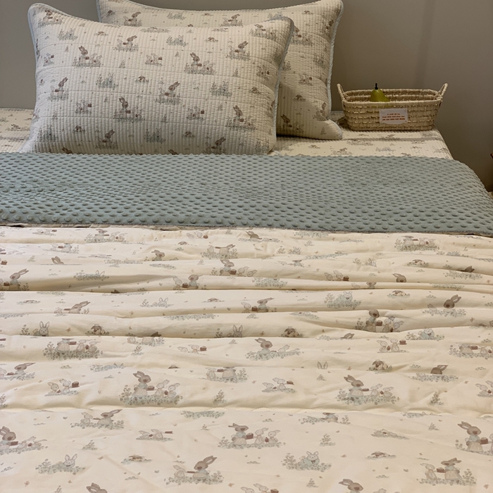 91家纺网 家纺一手货源 找家纺 汇庭 2025秋冬新款·全棉床盖三件套 故事兔庄园