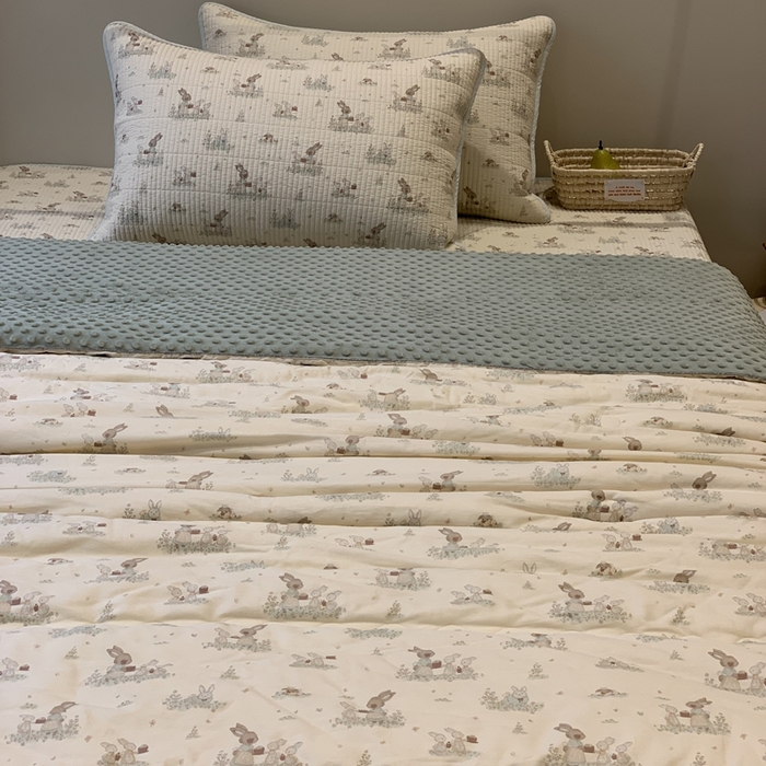 91家纺网 家纺一手货源 找家纺 汇庭 2025秋冬新款·全棉床盖三件套 故事兔庄园