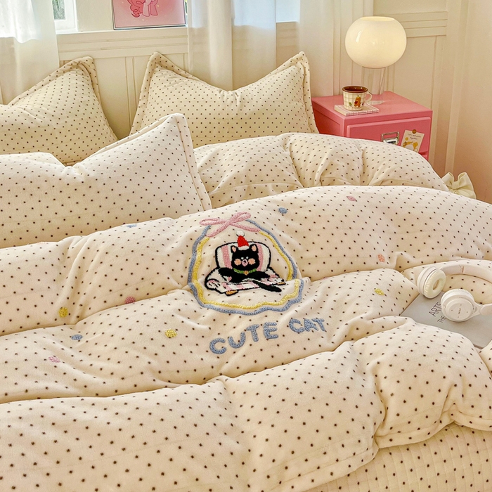 91家纺网 家纺一手货源 找家纺 尚美 2025新款波点系列印加绣牛奶绒床盖四件套 奶猫米粒