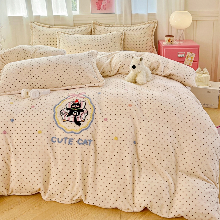 91家纺网 家纺一手货源 找家纺 尚美 2025新款波点系列印加绣牛奶绒床盖四件套 奶猫米粒
