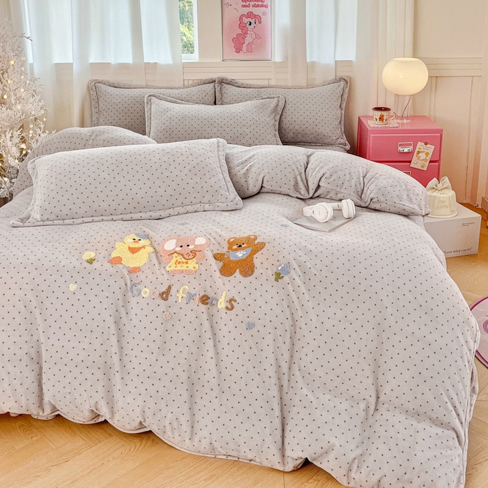 91家纺网 家纺一手货源 找家纺 尚美 2025新款波点系列印加绣牛奶绒床盖四件套 奶伙伴灰